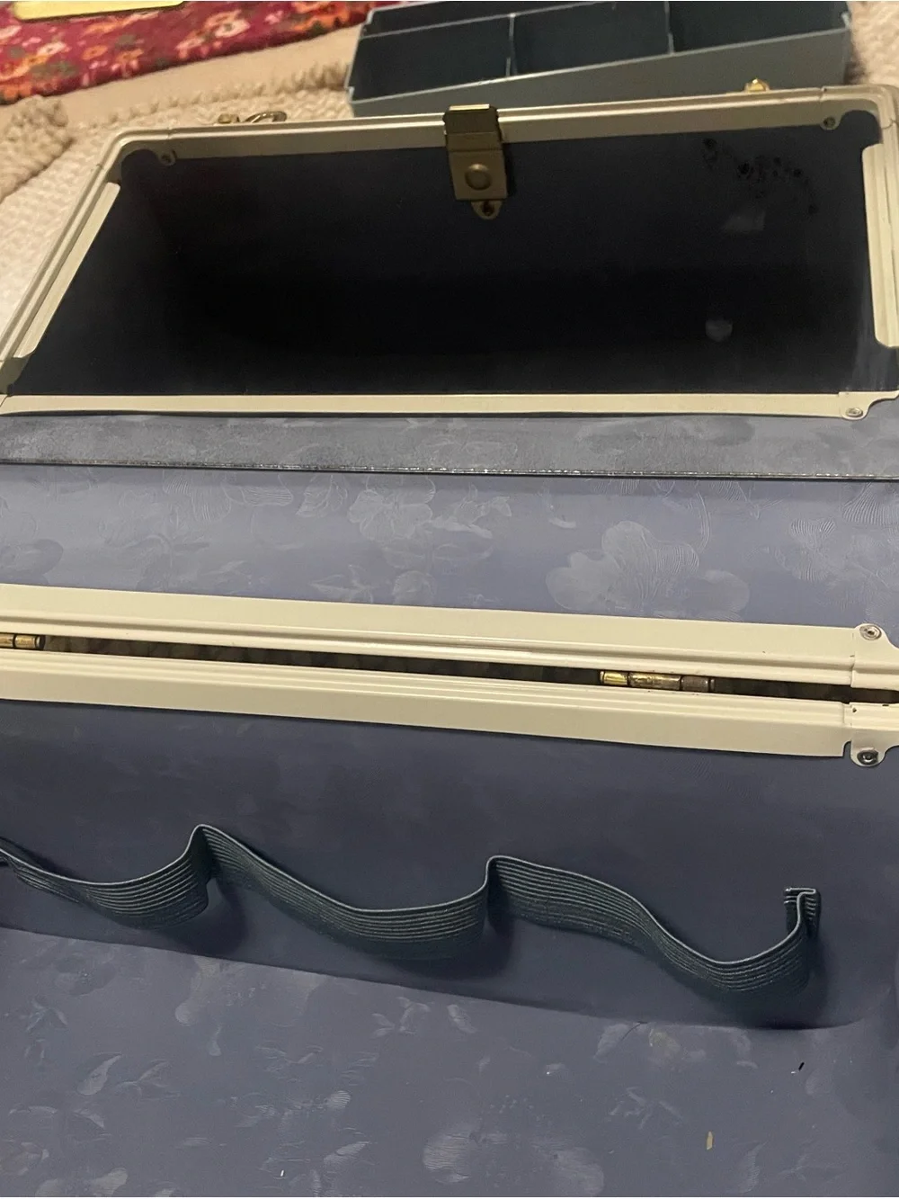 Taperlite Vintage Hard-Shell Train Case in Off-White